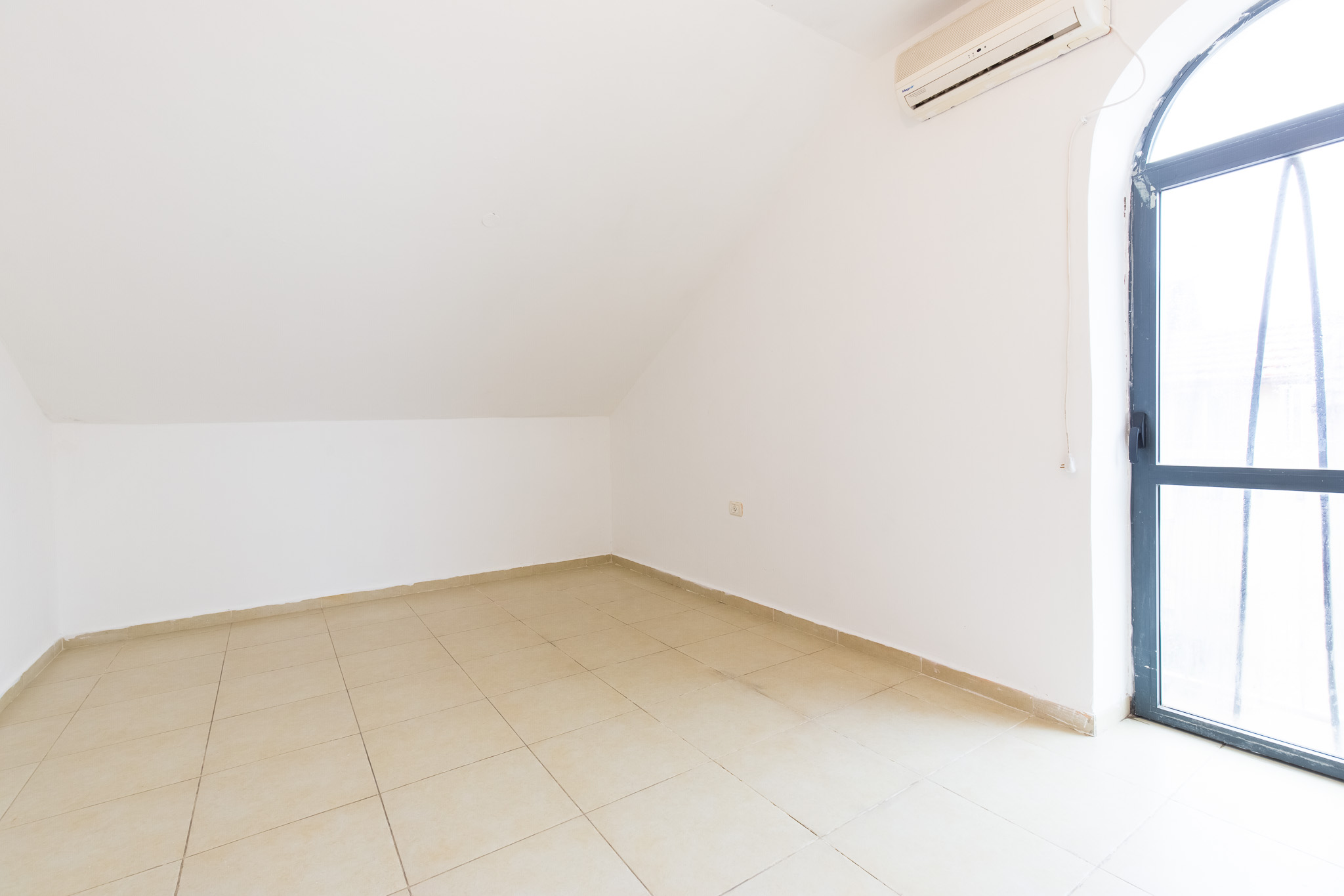 Tekoa, In the heart of classic Nachlaot 3 room apartment with a rooftop